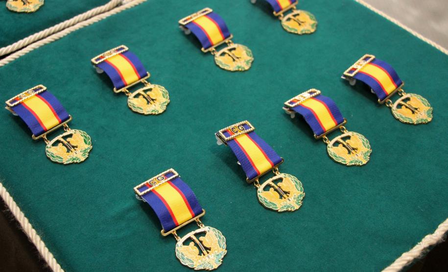 Oficiais e praças recebem a Medalha de Mérito do Comando-Geral durante solenidade em Curitiba
