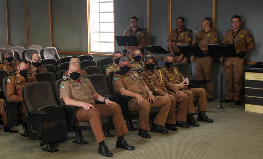 Oficiais e praças recebem a Medalha de Mérito do Comando-Geral durante solenidade em Curitiba