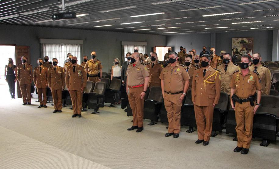 Oficiais e praças recebem a Medalha de Mérito do Comando-Geral durante solenidade em Curitiba