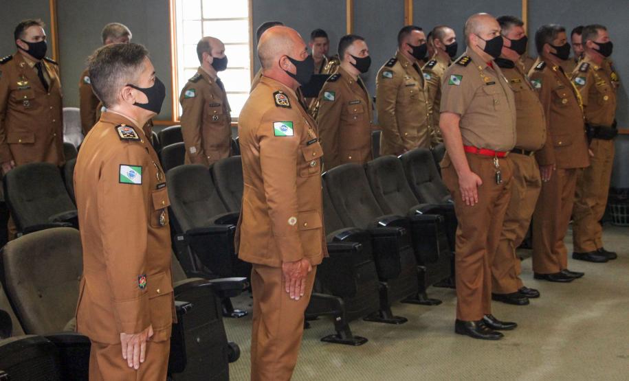 Oficiais e praças recebem a Medalha de Mérito do Comando-Geral durante solenidade em Curitiba