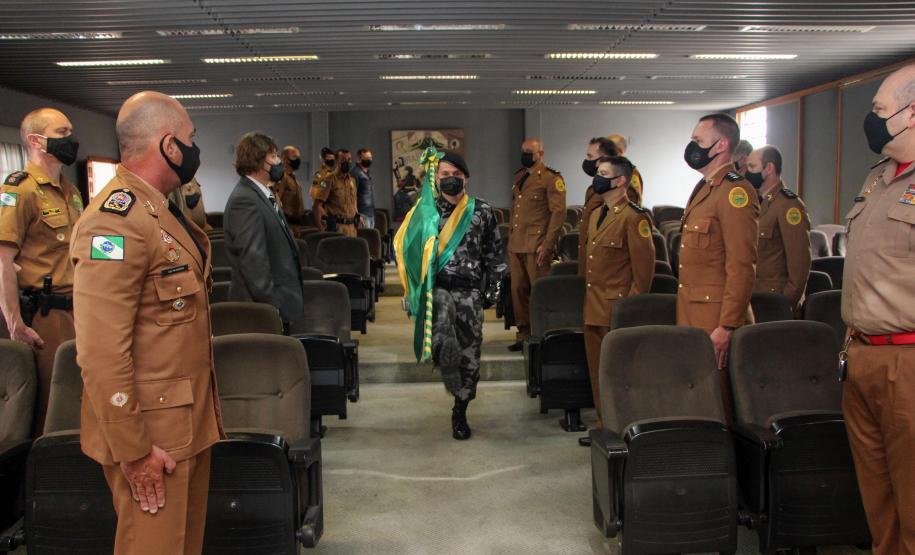 Oficiais e praças recebem a Medalha de Mérito do Comando-Geral durante solenidade em Curitiba