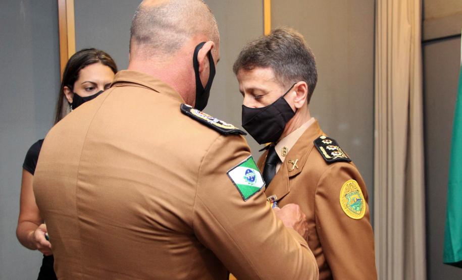 Oficiais e praças recebem a Medalha de Mérito do Comando-Geral durante solenidade em Curitiba