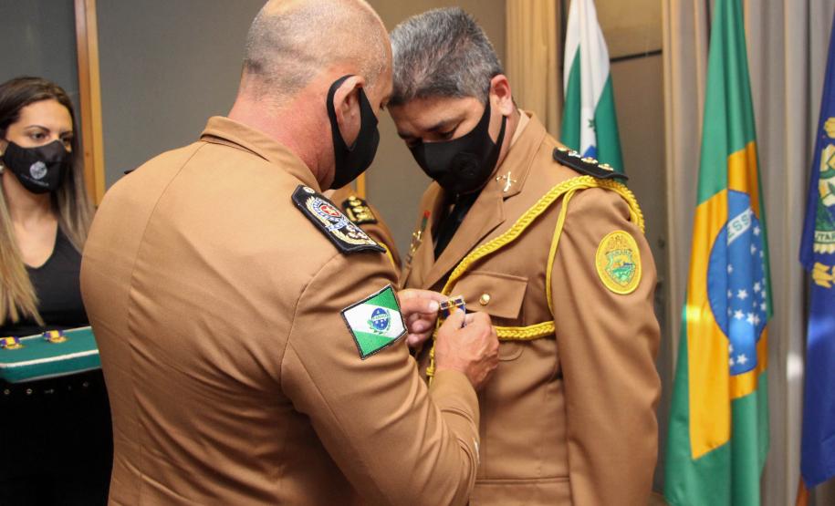 Oficiais e praças recebem a Medalha de Mérito do Comando-Geral durante solenidade em Curitiba
