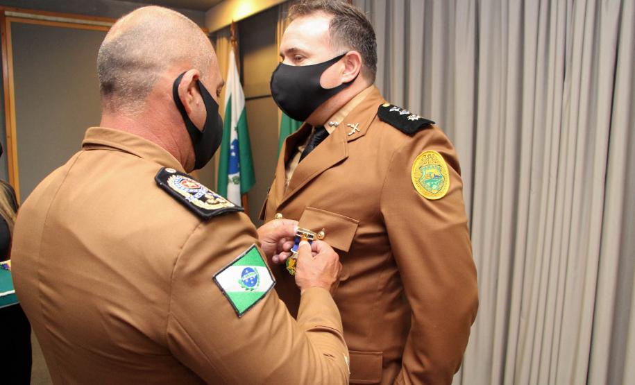 Oficiais e praças recebem a Medalha de Mérito do Comando-Geral durante solenidade em Curitiba