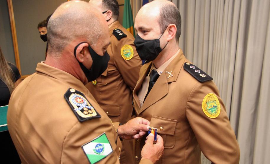 Oficiais e praças recebem a Medalha de Mérito do Comando-Geral durante solenidade em Curitiba