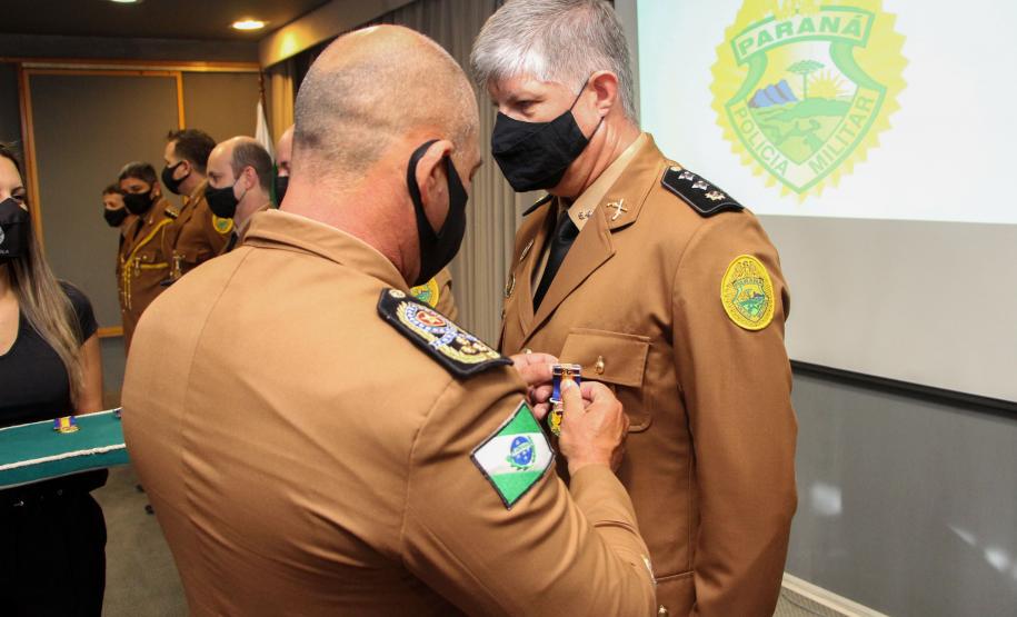 Oficiais e praças recebem a Medalha de Mérito do Comando-Geral durante solenidade em Curitiba