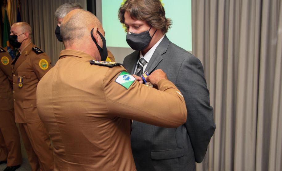 Oficiais e praças recebem a Medalha de Mérito do Comando-Geral durante solenidade em Curitiba