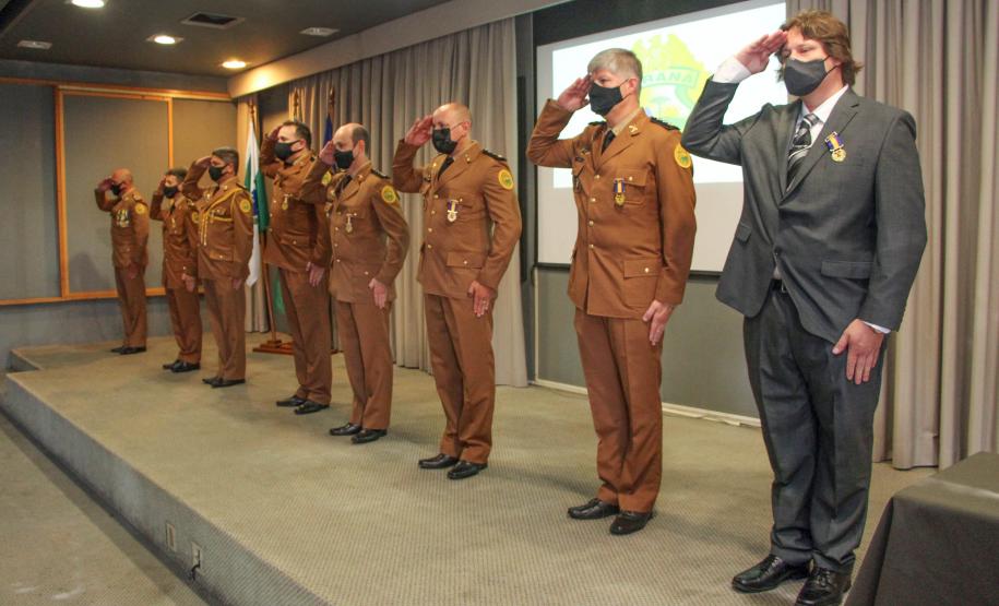 Oficiais e praças recebem a Medalha de Mérito do Comando-Geral durante solenidade em Curitiba