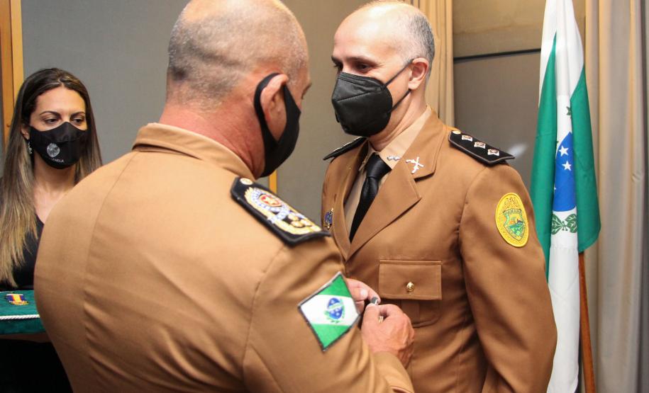 Oficiais e praças recebem a Medalha de Mérito do Comando-Geral durante solenidade em Curitiba