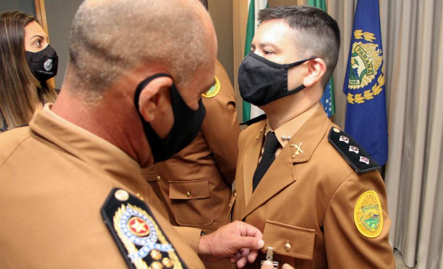 Oficiais e praças recebem a Medalha de Mérito do Comando-Geral durante solenidade em Curitiba