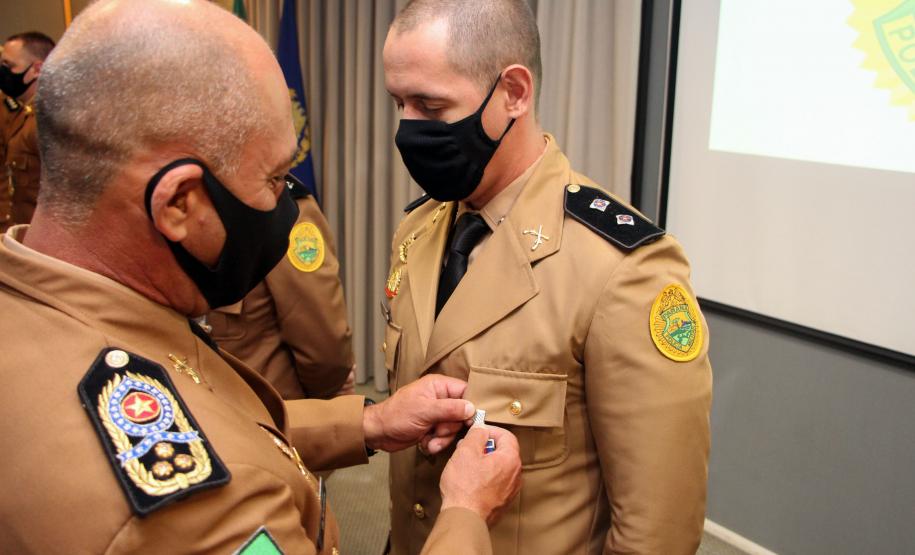 Oficiais e praças recebem a Medalha de Mérito do Comando-Geral durante solenidade em Curitiba