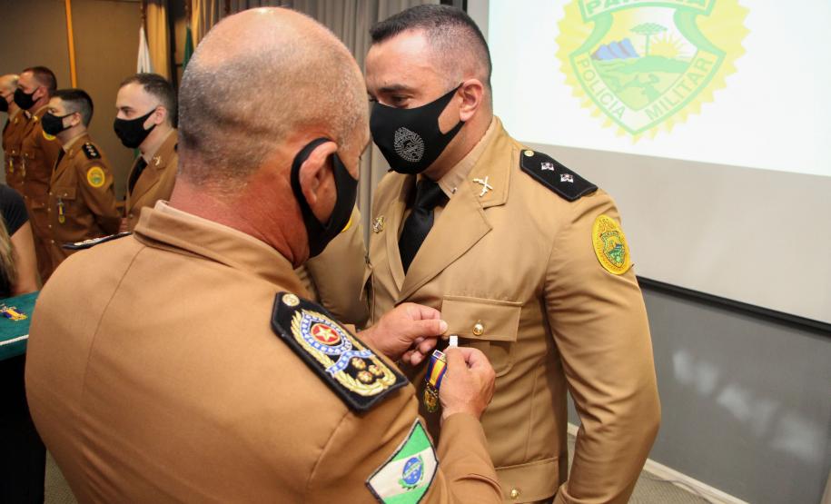 Oficiais e praças recebem a Medalha de Mérito do Comando-Geral durante solenidade em Curitiba