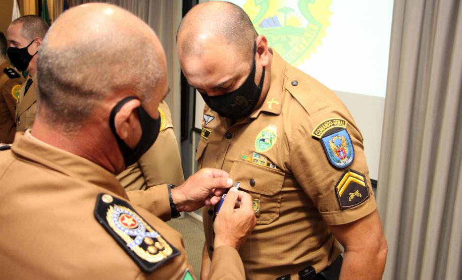Oficiais e praças recebem a Medalha de Mérito do Comando-Geral durante solenidade em Curitiba