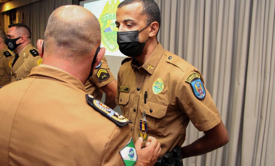 Oficiais e praças recebem a Medalha de Mérito do Comando-Geral durante solenidade em Curitiba