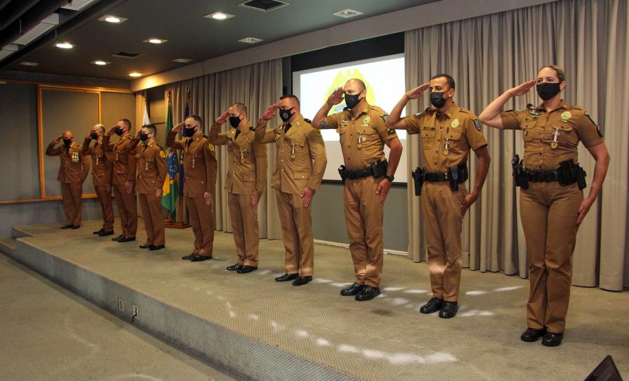 Oficiais e praças recebem a Medalha de Mérito do Comando-Geral durante solenidade em Curitiba