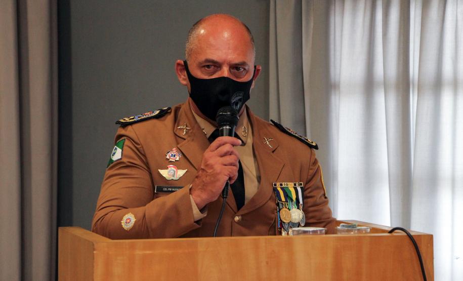 Oficiais e praças recebem a Medalha de Mérito do Comando-Geral durante solenidade em Curitiba