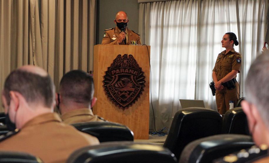 Oficiais e praças recebem a Medalha de Mérito do Comando-Geral durante solenidade em Curitiba
