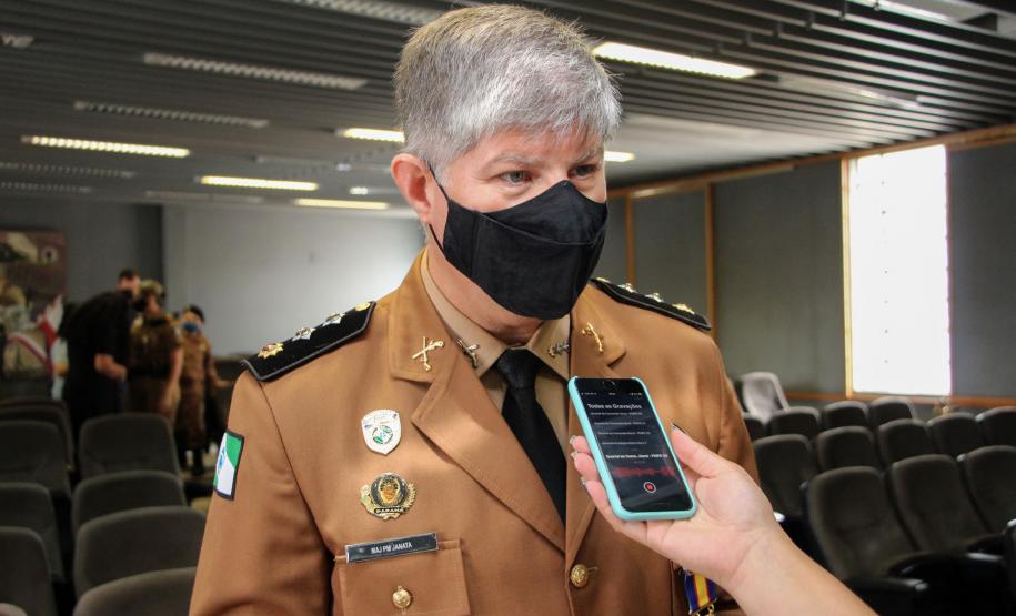 Oficiais e praças recebem a Medalha de Mérito do Comando-Geral durante solenidade em Curitiba