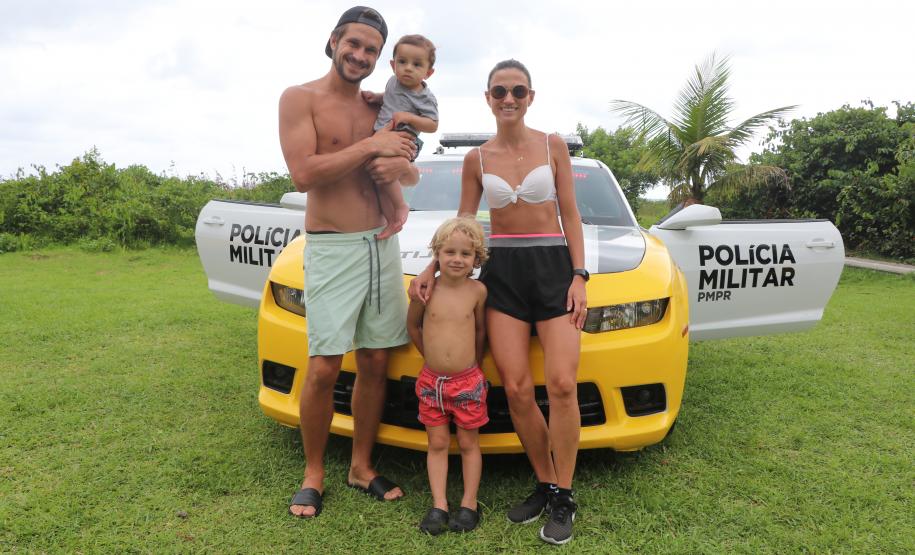 Ciclo de exposições da PM atrai dezenas de crianças e adultos nas praias do Litoral