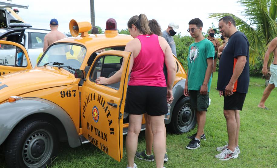 Ciclo de exposições da PM atrai dezenas de crianças e adultos nas praias do Litoral