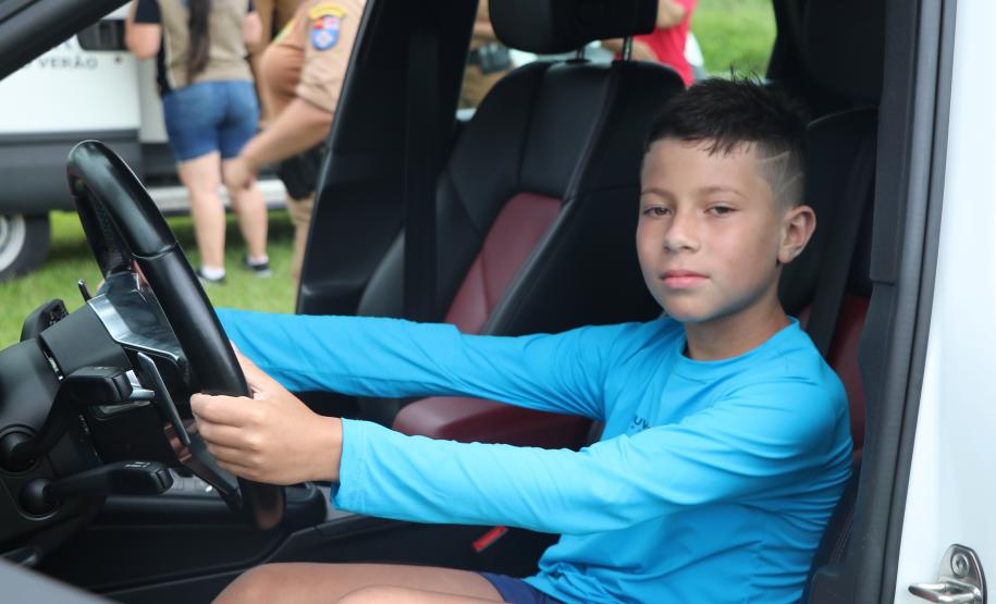 Ciclo de exposições da PM atrai dezenas de crianças e adultos nas praias do Litoral