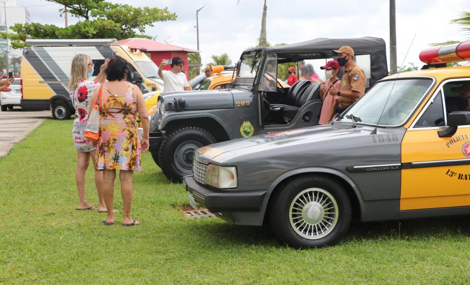Ciclo de exposições da PM atrai dezenas de crianças e adultos nas praias do Litoral