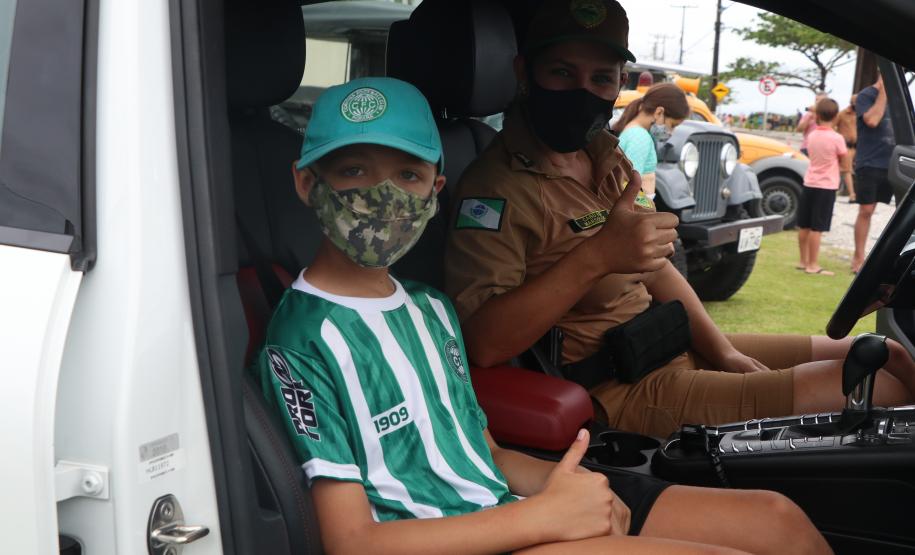 Ciclo de exposições da PM atrai dezenas de crianças e adultos nas praias do Litoral