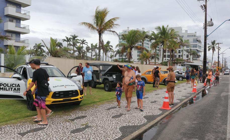 Ciclo de exposições da PM atrai dezenas de crianças e adultos nas praias do Litoral