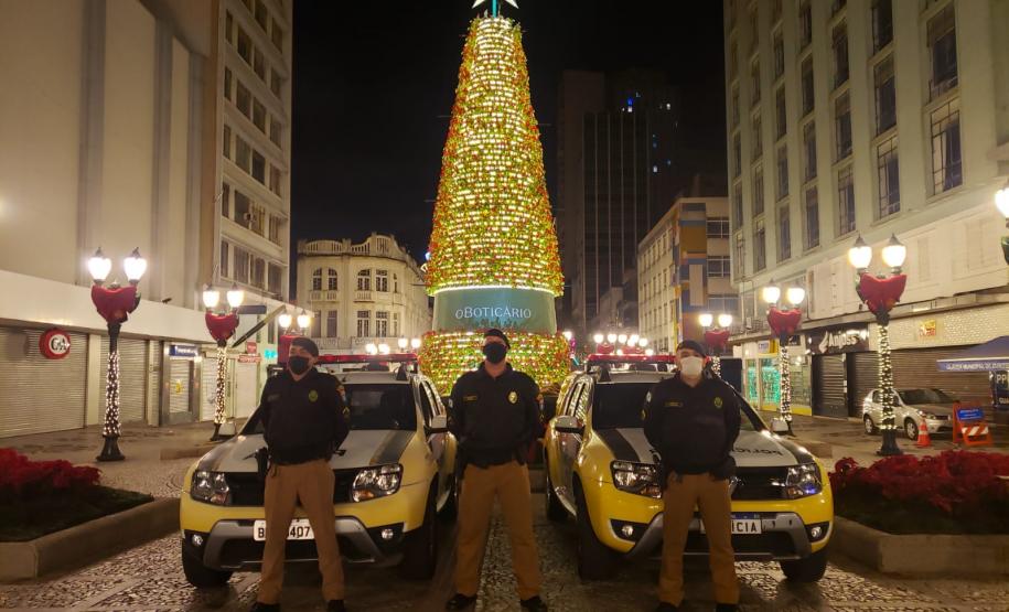 AIFU apreende arma de fogo e mais de 60 essências de narguilé durante operação em Curitiba e Litoral