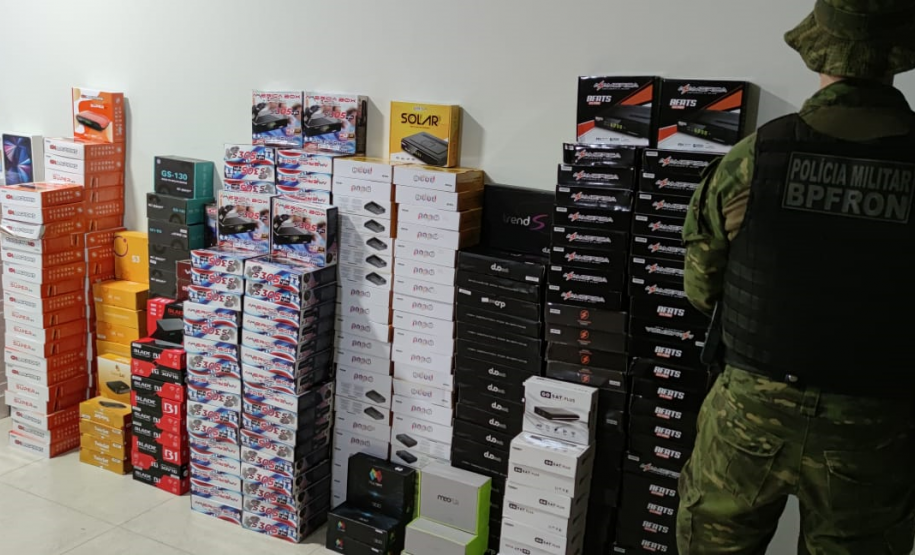 BPFron apreende mais de 46 mil pacotes de cigarros, caixas de vinhos e eletrônicos contrabandeados durante a Operação Hórus
