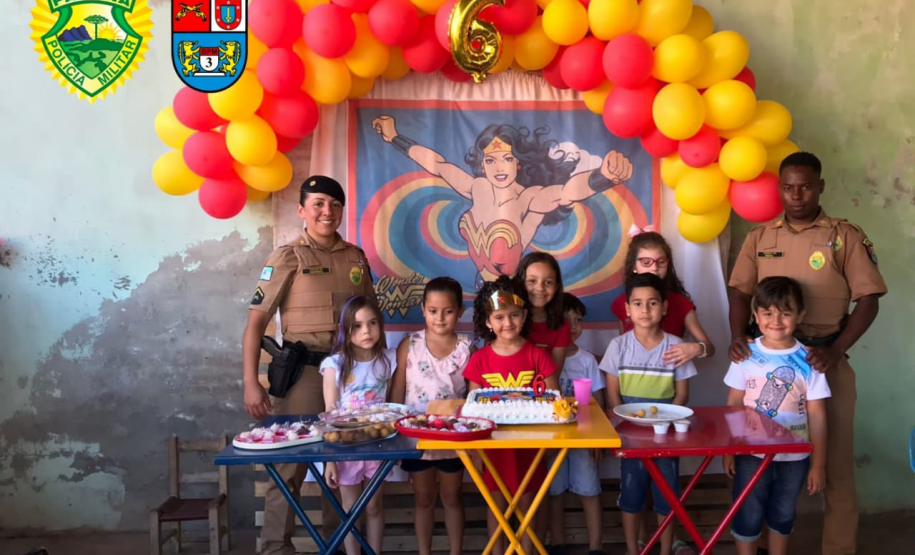 Policiais militares participam de festa de aniversário de pequena fã da PM em Pato Branco (PR)