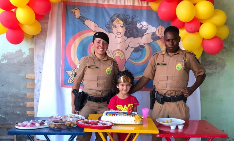 Policiais militares participam de festa de aniversário de pequena fã da PM em Pato Branco (PR)