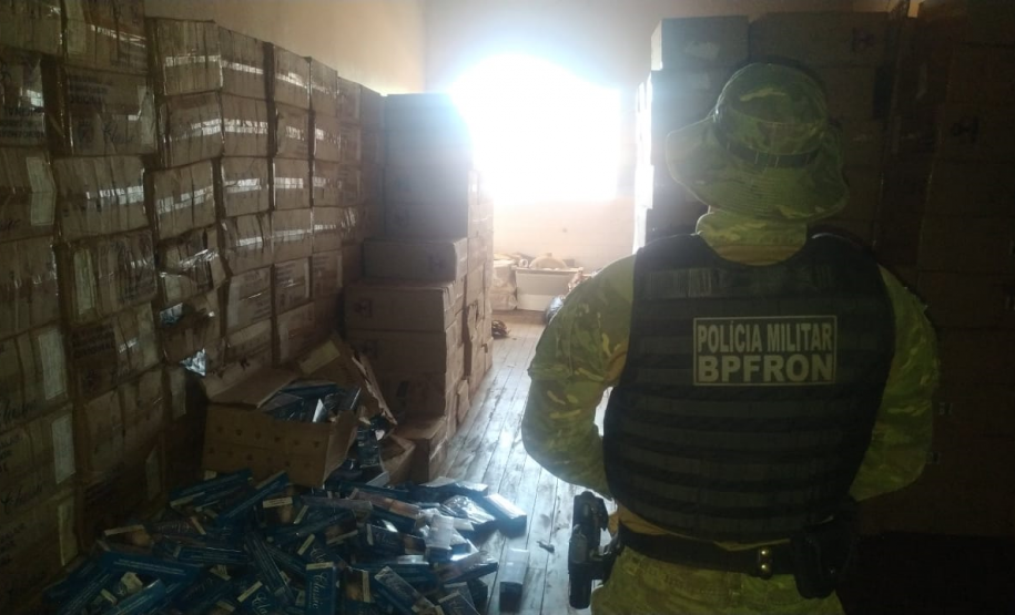 BPFron apreende mais de 46 mil pacotes de cigarros, caixas de vinhos e eletrônicos contrabandeados durante a Operação Hórus