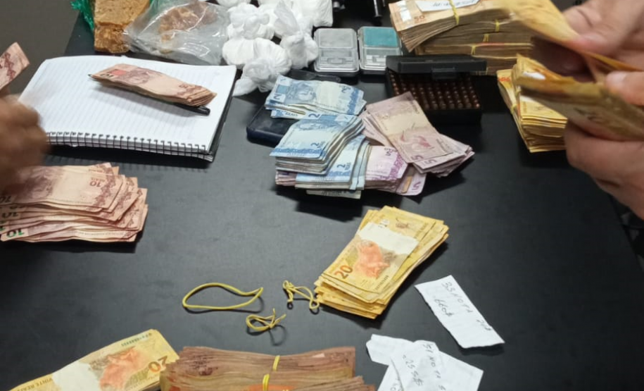 Operação cumpre mandados de prisão e apreende drogas em Matinhos