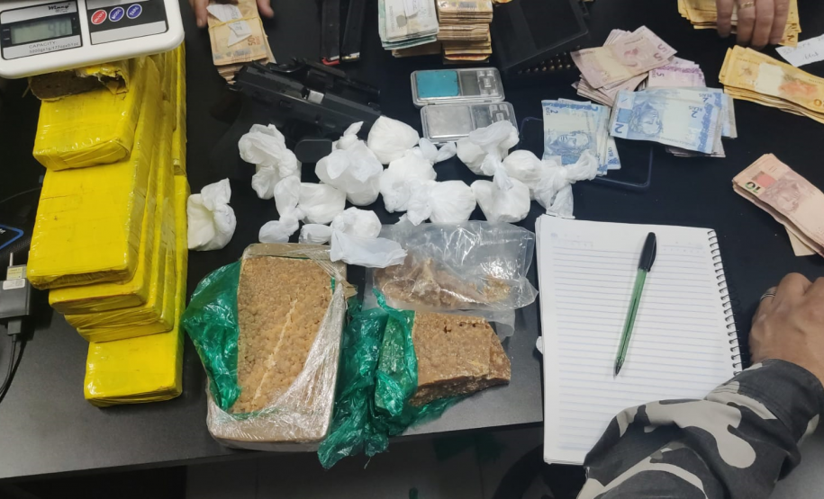 Operação cumpre mandados de prisão e apreende drogas em Matinhos