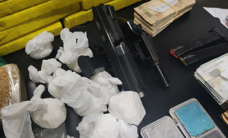 Operação cumpre mandados de prisão e apreende drogas em Matinhos