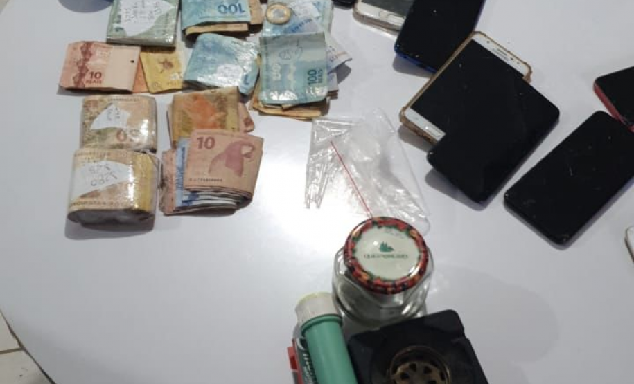 Operação cumpre mandados de prisão e apreende drogas em Matinhos