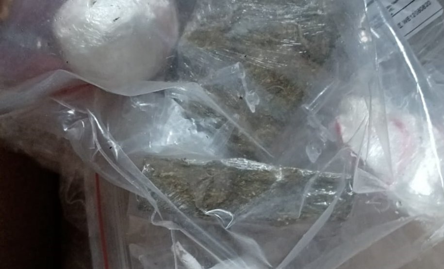 Operação cumpre mandados de prisão e apreende drogas em Matinhos