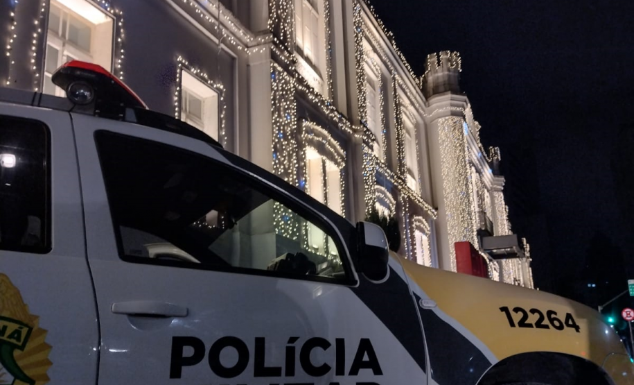 AIFU apreende 1,8 mil maços de cigarros contrabandeados, droga e uma arma de fogo em Curitiba