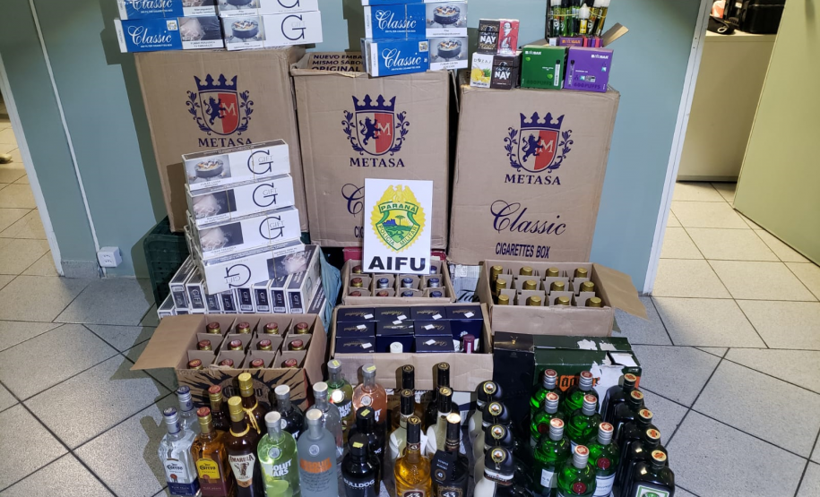 AIFU apreende 1,8 mil maços de cigarros contrabandeados, droga e uma arma de fogo em Curitiba