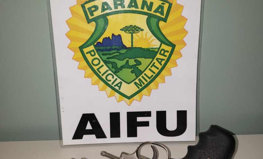 AIFU apreende 1,8 mil maços de cigarros contrabandeados, droga e uma arma de fogo em Curitiba