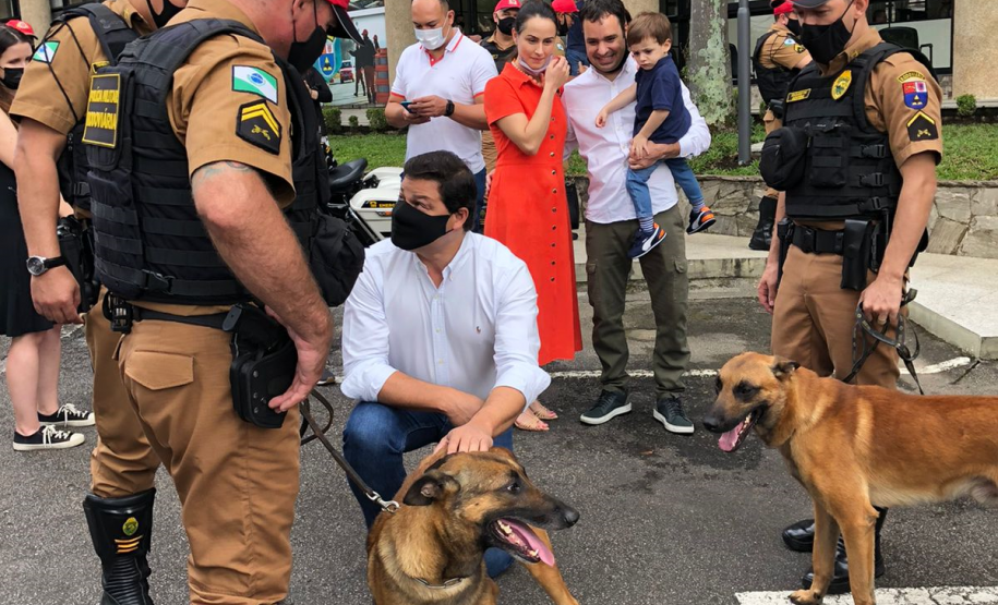 BPRv recebe cinco cães de faro e um veículo próprio para o transporte