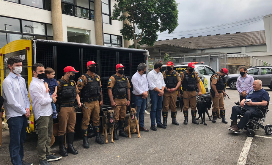 BPRv recebe cinco cães de faro e um veículo próprio para o transporte