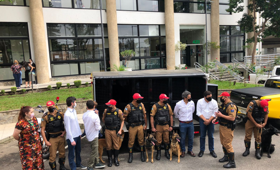 BPRv recebe cinco cães de faro e um veículo próprio para o transporte