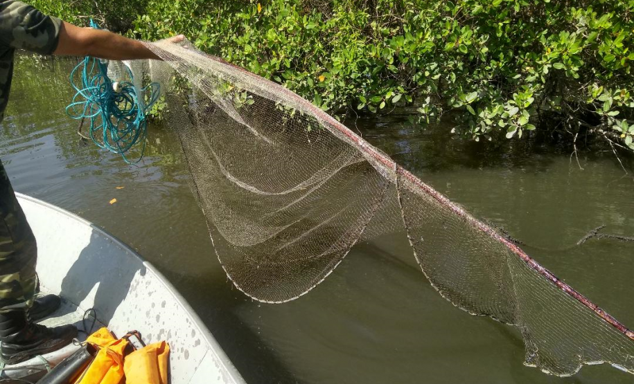 Policiais Ambientais apreendem 1,5 lacinhos e um gerival usados para pesca ilegal no Litoral do estado