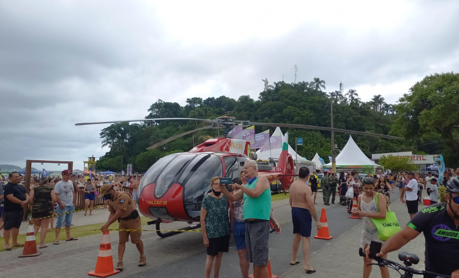 Ciclo de exposições da PM atrai dezenas de crianças e adultos nas praias do Litoral