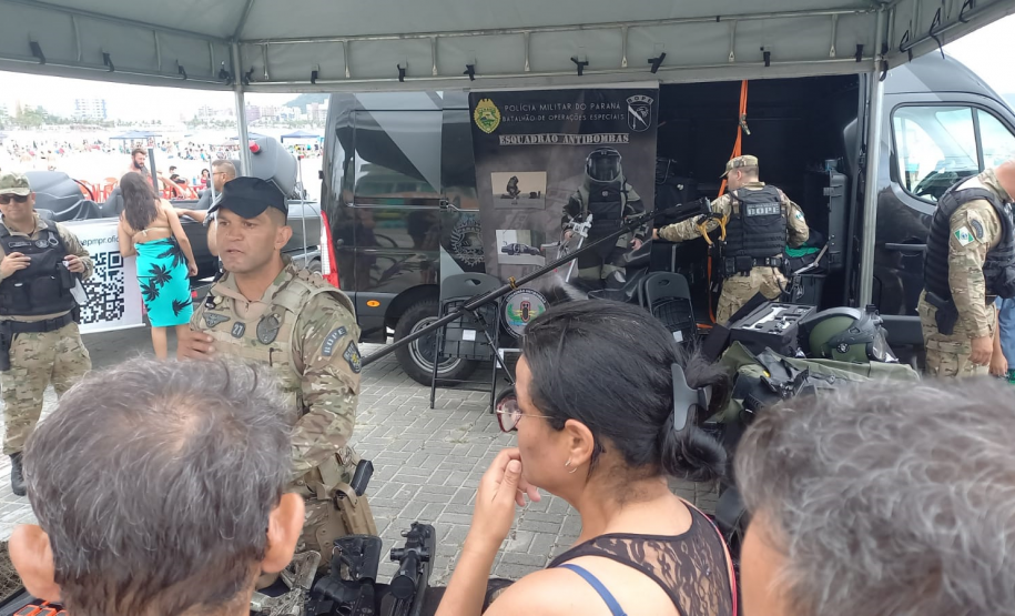 Ciclo de exposições da PM atrai dezenas de crianças e adultos nas praias do Litoral