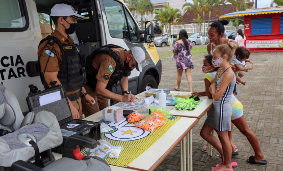 Ciclo de exposições da PM atrai dezenas de crianças e adultos nas praias do Litoral