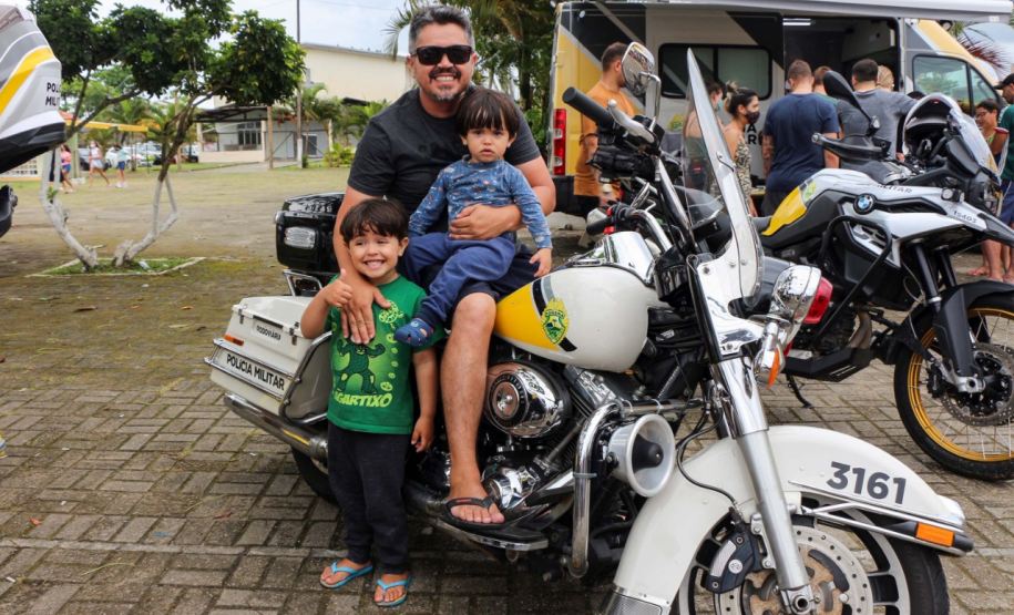 Ciclo de exposições da PM atrai dezenas de crianças e adultos nas praias do Litoral