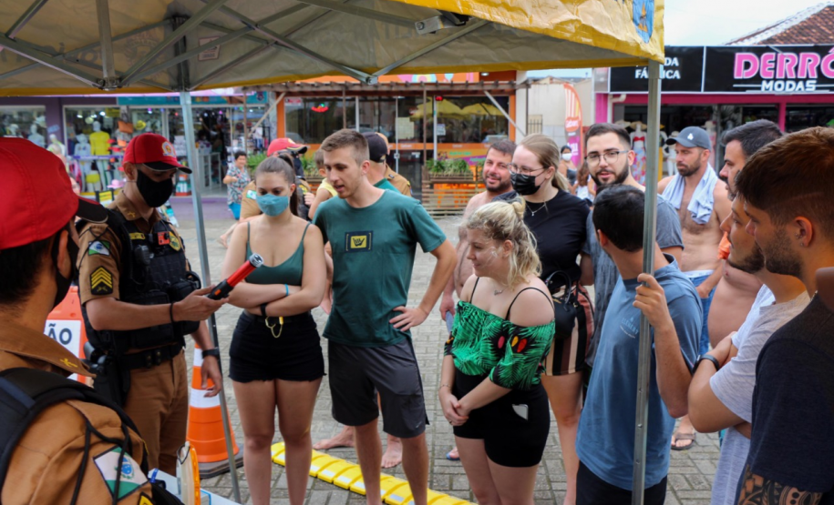 Ciclo de exposições da PM atrai dezenas de crianças e adultos nas praias do Litoral